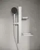 Brausekombination von Ideal Standard mit einer Handbrause und zwei Ablagen, montiert an einer hellen Wandoberfläche.